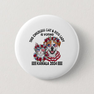 Kinderlose Katze und Hundedame wählt Kamala Harris Button