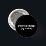 Kinderlose Katzenfrau nach Wahl aus komisch weißem Button<br><div class="desc">Kinderlose Katzenfrau nach Wahl minimalistisch moderne Frauen lustig coolen schwarzen Knopf. Vollständig anpassbarer weißer Text. Erhältlich in vielen Farben und Stilvarianten.</div>