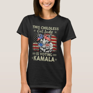 Kinderlose Katzenlady wählt Kamala Harris 2024 2  T-Shirt