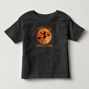 Kindermädchen an Tag Hexe an Nacht Weihnachtsfeier Kleinkind T-shirt