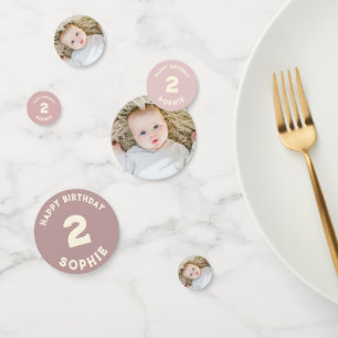 Kindermädchen Foto 2. Geburtstag Konfetti