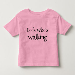 Kindermädchen gehen in Rosa Kleinkind T-shirt