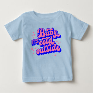 Kindermädchen, kalt draußen im Winter. Baby T-shirt