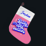 Kindermädchen, kalt draußen im Winter. Kleiner Weihnachtsstrumpf<br><div class="desc">Genießen Sie die Touch des Winters mit dem lebendigen Design "Baby, It’s Cold Outside". Diese Grafik mit kühnen Typografien und spielerischen Akzenten eignet sich perfekt für gemütliche saisonale Dekoration oder Kleidung. Ideal für diejenigen, die die Liebe haben, die kühle Jahreszeit mit Stil zu feiern, ist es eine großartige Wahl für...</div>