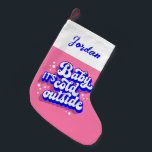 Kindermädchen, kalt draußen im Winter. Kleiner Weihnachtsstrumpf<br><div class="desc">Genießen Sie die Touch des Winters mit dem lebendigen Design "Baby, It’s Cold Outside". Diese Grafik mit kühnen Typografien und spielerischen Akzenten eignet sich perfekt für gemütliche saisonale Dekoration oder Kleidung. Ideal für diejenigen, die die Liebe haben, die kühle Jahreszeit mit Stil zu feiern, ist es eine großartige Wahl für...</div>