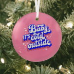 Kindermädchen, kalt draußen im Winter. Ornament Aus Glas<br><div class="desc">Genießen Sie die Touch des Winters mit dem lebendigen Design "Baby, It’s Cold Outside". Diese Grafik mit kühnen Typografien und spielerischen Akzenten eignet sich perfekt für gemütliche saisonale Dekoration oder Kleidung. Ideal für diejenigen, die die Liebe haben, die kühle Jahreszeit mit Stil zu feiern, ist es eine großartige Wahl für...</div>