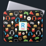 Kindermit Monogramm Videospiel-Party-MusterGamer Laptopschutzhülle<br><div class="desc">Kindermit Monogramm Videospiel-Party-Mustergamer-Laptop-Kasten. Personifizieren Sie mit Namen und Initiale. Ein Muster der Kopfhörer,  der Videospielprüfer,  der Eiscreme,  der Schaumgummiringe,  der Pizza,  der Pommes-Frites und der Burger. www.SamAnnDesigns.com</div>