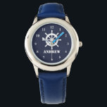 Kinderuhr mit kleinem Schiffrad und Name Armbanduhr<br><div class="desc">Kinderuhr mit Logo und Name des Schiffes. Benutzerdefinierte Uhr personalisiert mit Kindernamen oder Monogrammbuchstaben. Niedliches maritimes Thema Uhrenwerk für kleine Jungen Geburtstagsfeier. Machen Sie einen für den kleinen Seglersohn,  Skipperenkel,  Enkel,  Neffe,  Freund,  Bruder,  Bootsführer Sohn etc. Navy Blau-Weiß-Illustration für Kinder. Ahoy-Anker wiegen!</div>