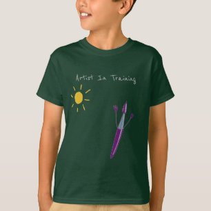 Kinderwerk auf dem grünen T - Shirt eines Jungen