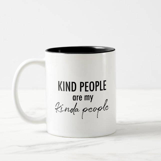 "Kindness Brew" - Moderner Schwarz-Weiß-Typograph Zweifarbige Tasse (Links)