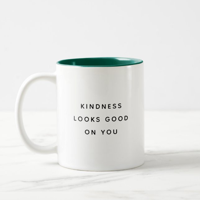 Kindness Looks Good on You Modern Two-Tone Mug Zweifarbige Tasse (Links)