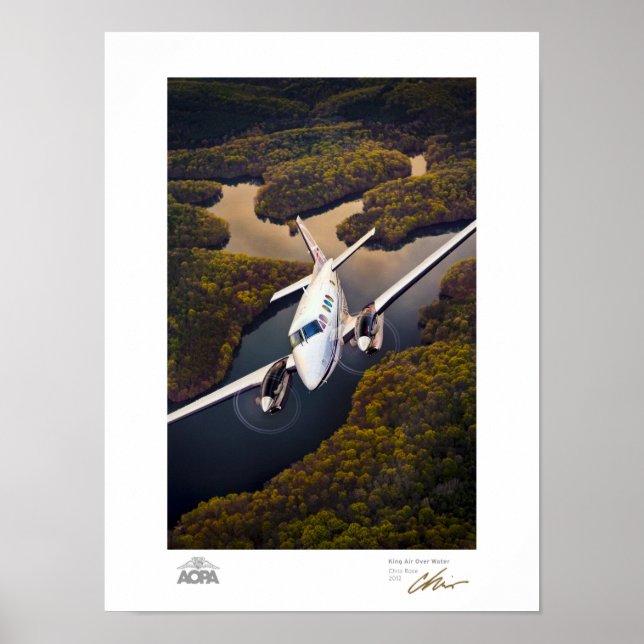 King Air Over Water Gallery Poster (Vorne)
