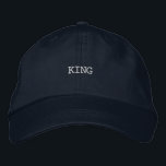 KING Bedrucktes vielseitiges Zubehör für jeden Sch Bestickte Baseballkappe<br><div class="desc">Mit dieser Marinekappe besticht Ihr innerer Monarchen durch das großformatige Design von "KING". Das verstellbare Baumwolldesign sorgt für Komfort und eine gute Passform. Es ist ein vielseitiges Zubehör für jeden Schrank.</div>