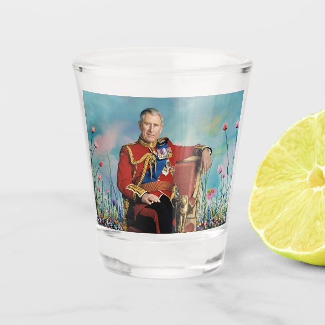 King Charles III mit Frühlingsblumen Schnapsglas (Vorderseite)