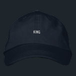 KING Marine Color Perfekt für einen raffinierten S Bestickte Baseballkappe<br><div class="desc">Navy Cap mit "King" Text Stickerei. Komfortabel,  verstellbar und perfekt für einen anspruchsvollen Stil.</div>