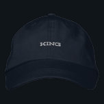 KING Navy Farbe hergestellt aus weichem Baumwollst Bestickte Baseballkappe<br><div class="desc">Fügen Sie Ihrem Alltag eine Touch der Realität hinzu,  mit dieser Marinekappe,  die auf der Vorderseite mit "KING" bestickt ist. Aus weicher Baumwolle gefertigt und mit einem verstellbaren Gurt ausgestattet,  ist es perfekt für lässige Ausflüge.</div>