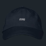KING Navy-Hat perfekt geeignet für jeden Anlass He Bestickte Baseballkappe<br><div class="desc">Diese aus hochwertiger Baumwolle gefertigte Marinekappe mit "King" Stickerei ist sowohl stilvoll als auch dauerhaft. Das verstellbare Design sorgt für eine perfekte Passform für jeden Anlass.</div>