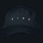 KING Navy-Hat perfekt geeignet für jeden Anlass He Bestickte Baseballkappe<br><div class="desc">Diese aus hochwertiger Baumwolle gefertigte Marinekappe mit "King" Stickerei ist sowohl stilvoll als auch dauerhaft. Das verstellbare Design sorgt für eine perfekte Passform für jeden Anlass.</div>