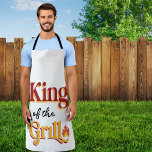 King of the Grill Grill Schürze<br><div class="desc">Entfesseln Sie Ihren Gaumen mit der King of the Grill Barbecue Schürze! Diese stilvolle und spielerische Schürze besticht durch eine lustige, moderne Typografie, die mutig den Titel als regierenden König des Grills im Hinterhof verkündet. Es ist sowohl für Funktionalität als auch für Flair konzipiert und eignet sich hervorragend zum Auffeuern...</div>