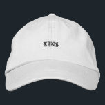King Text bestickt auf stylish White Cotton Hat Bestickte Baseballkappe<br><div class="desc">Fühlen Sie sich jeden Tag wie ein König mit dieser weißen,  einstellbaren Kappe,  bestickt mit fett "King" Text. Der Baumwollstoff bietet Komfort,  während der verstellbare Tragegriff für den täglichen Tragekomfort sorgt.</div>