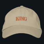 "King" von Style Khaki, anpassbarer Hut<br><div class="desc">Mit dieser Khaki-Kappe kann man sich mit einer auffälligen "King"-Stickerei in Gold ausdrücken.</div>