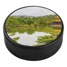 Kinkaku-ji oder Goldener Pavillon und Teich, Kyoto Eishockey Puck