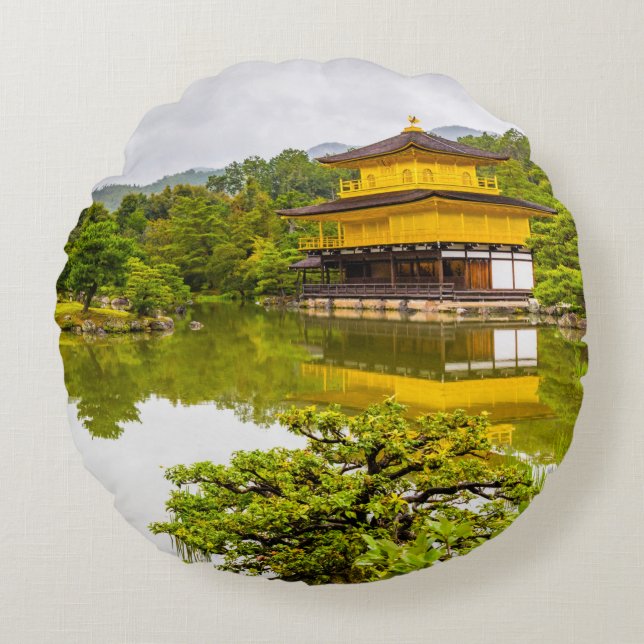 Kinkaku-ji oder Goldener Pavillon und Teich, Kyoto Rundes Kissen (Vorderseite)