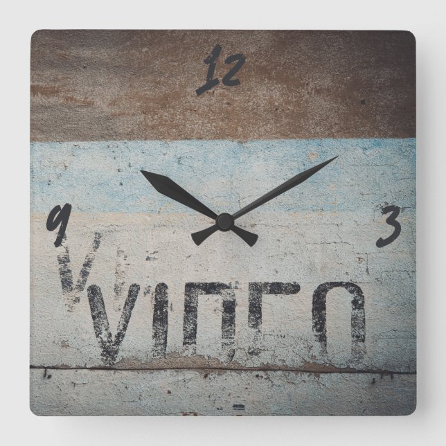 Kinoliebhaber im Stil eines urbanen Loftes Quadratische Wanduhr (Vorderseite)