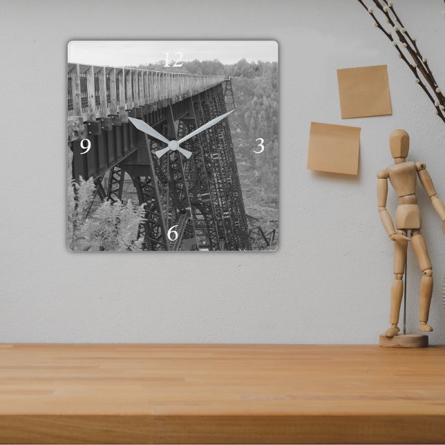 Kinzua Skywalk Monochrome Eisenbahnbrücke Quadratische Wanduhr (Von Creator hochgeladen)