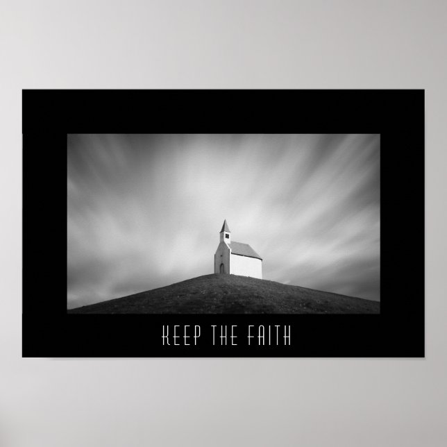 Kirche auf einem Hügel in Schwarz-Weiß Poster (Vorne)