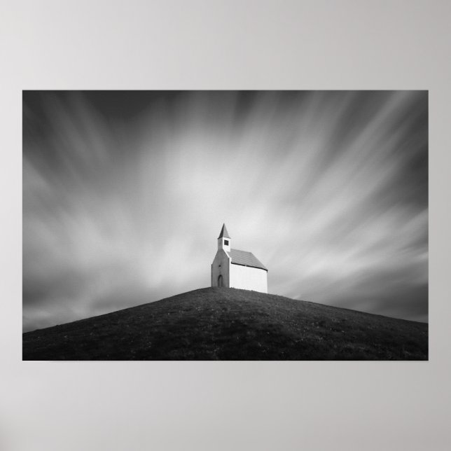 Kirche auf einem Hügel in Schwarz-Weiß Poster (Vorne)