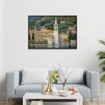 Kirche Cassone Gustav Klimt Gemälde Poster<br><div class="desc">Tauchen Sie ein in die bezaubernde Schönheit der Kirche Cassone,  einem bemerkenswerten Landschaftsbild von Gustav Klimt. Dieses Kunstwerk vereint wunderbar das Wesen der Natur mit üppiger Vegetation und architektonischen Elementen. Fügen Sie Ihrem Raum eine Touch Eleganz mit diesem außergewöhnlichen Stück hinzu.</div>