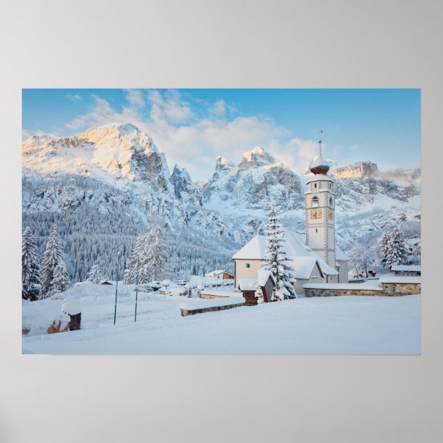 Kirche eingeschneit mit Bergkulisse Poster (Vorne)