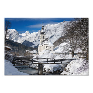 Kirche im Schnee mit den Alpen Fotodruck
