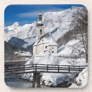 Kirche im Schnee mit den Alpen Getränkeuntersetzer