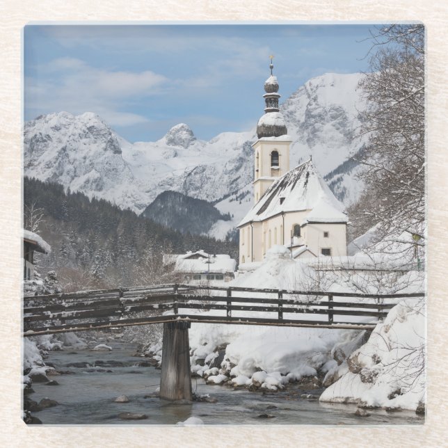 Kirche im Schnee mit den Alpen im Winter Glasuntersetzer (Vorderseite)