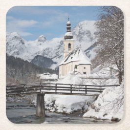 Kirche im Schnee mit den Alpen im Winter Rechteckiger Pappuntersetzer