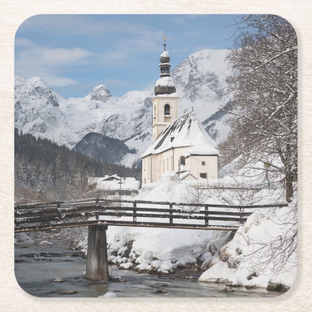 Kirche im Schnee mit den Alpen im Winter Rechteckiger Pappuntersetzer (Vorderseite)