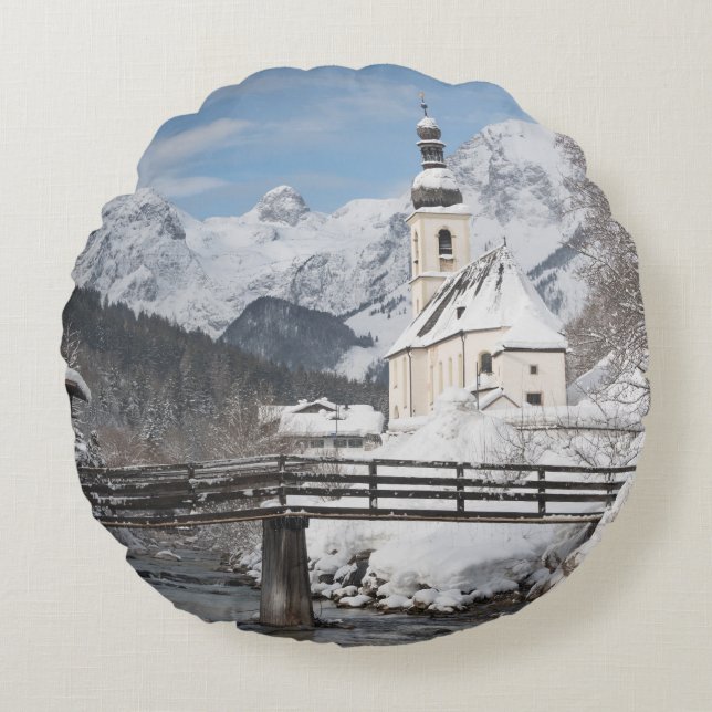 Kirche im Schnee mit den Alpen im Winter Rundes Kissen (Vorderseite)