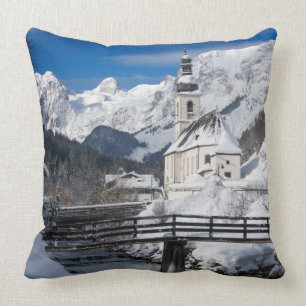 Kirche im Schnee mit den Alpen Kissen