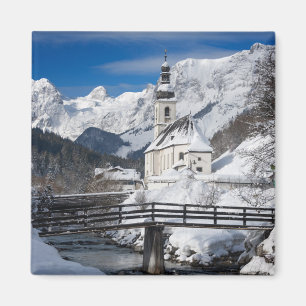 Kirche im Schnee mit den Alpen Magnet