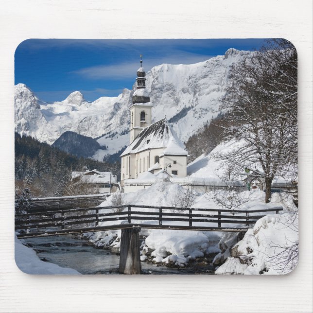 Kirche im Schnee mit den Alpen Mousepad (Vorne)