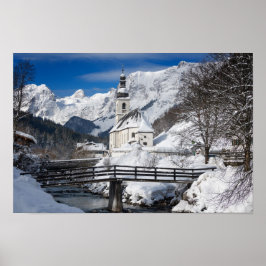 Kirche im Schnee mit den Alpen Poster