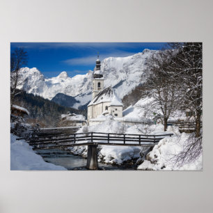 Kirche im Schnee mit den Alpen Poster