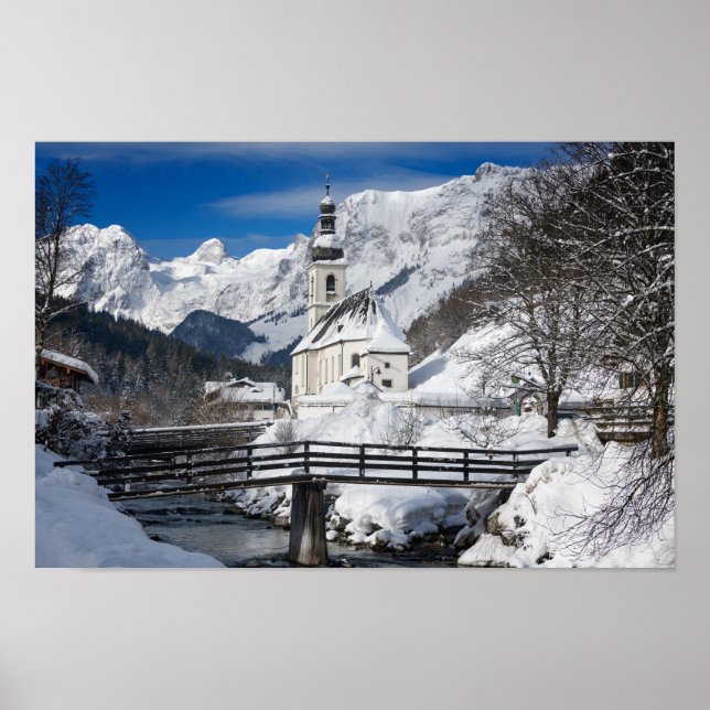 Kirche im Schnee mit den Alpen Poster (Vorne)