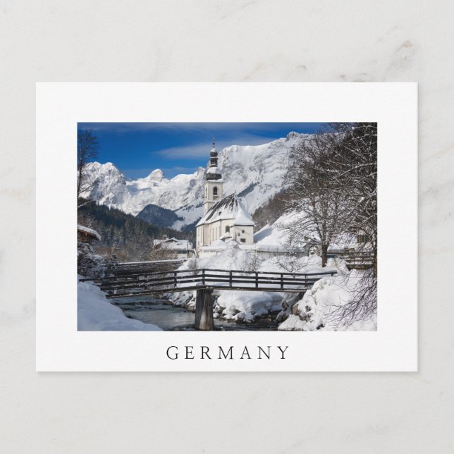 Kirche im Schnee mit den Alpen Postkarte (Vorderseite)