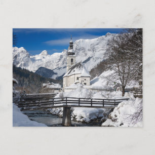 Kirche im Schnee mit den Alpen Postkarte