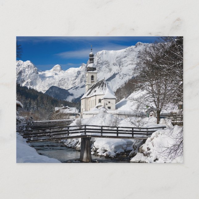 Kirche im Schnee mit den Alpen Postkarte (Vorderseite)
