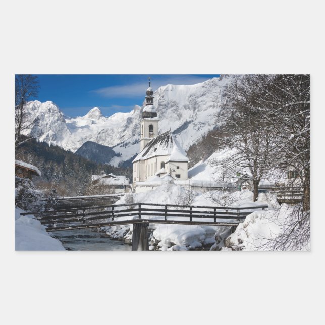 Kirche im Schnee mit den Alpen Rechteckiger Aufkleber (Vorderseite)