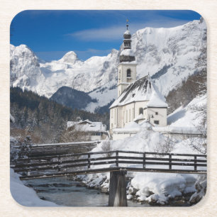 Kirche im Schnee mit den Alpen Rechteckiger Pappuntersetzer